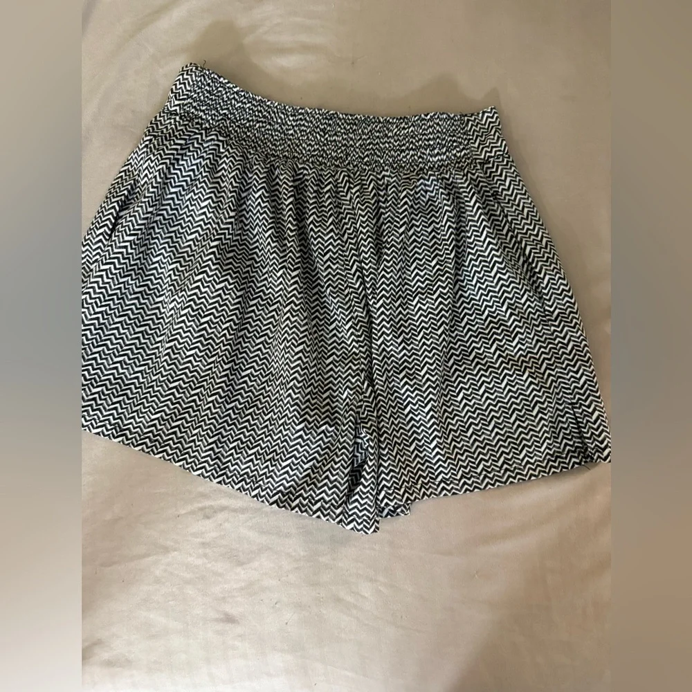 American Eagle Women's Black & White Zigzag Shorts Size Small - Picture 2 of 5